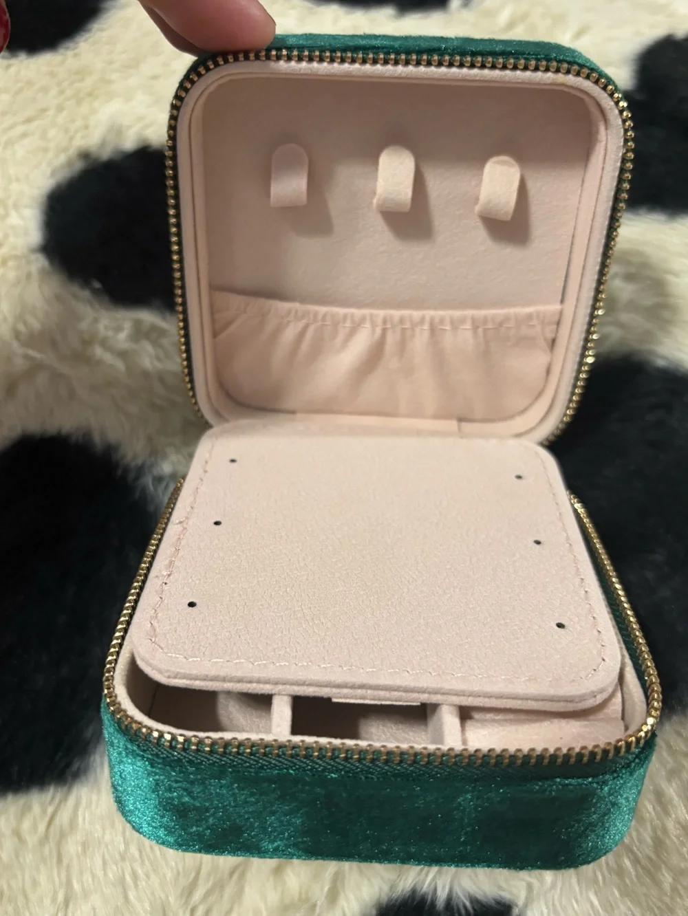 Beautiful green velvet jewelry box, perfect for travel, Gold-tone zipper, NWOT